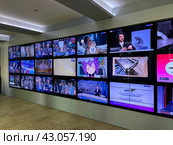 Телецентр ВГТРК, Множество экранов на стене (2024 год). Редакционное фото, фотограф Елена Миловидова / Фотобанк Лори