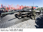 Люди на выставке трофейной военной техники на Поклонной горе. Танк M1A1 ("Абрамс"), произведенный в США. (2024 год). Редакционное фото, фотограф Наталья Волкова / Фотобанк Лори