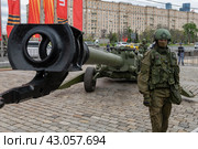 Трофейная гаубица М777 (сша), Выставка трофейного вооружения и военной техники, захваченной российскими военными в ходе спецоперации. Парк Победы на Поклонной горе, Москва (2024 год). Редакционное фото, фотограф Pukhov K / Фотобанк Лори
