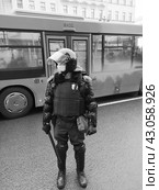 Санкт-Петербург,Одинокий Росгвардеец у автобуса (2021 год). Стоковое фото, фотограф Olga Gennel / Фотобанк Лори