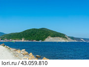 View of the beach and the mountain Hedgehog in Arkhipo-Osipovka. Стоковое фото, фотограф Сергей Н / Фотобанк Лори