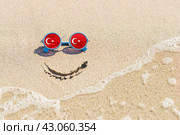 A painted smile on the beach and sunglasses with the flag of Turkey. The concept of a positive and successful holiday in the resort of Turkey. (2020 год). Стоковое фото, фотограф Никита Бурденков / Фотобанк Лори