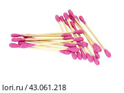 Розовые ватные палочки для ушей на белом фоне. Pink cotton ear swabs highlighted on a white background. Стоковое фото, фотограф Татьяна Д / Фотобанк Лори