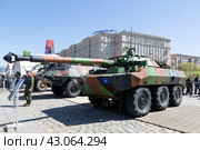 Выставка трофейной военной техники на Поклонной горе в Москве. Боевая разведывательная машина AMX 10RCR французского производства (2024 год). Редакционное фото, фотограф Наталья Волкова / Фотобанк Лори