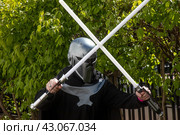 Фанат в костюме героя из саги Звездные войны (Star Wars) во время празднования Дня Star Wars 4 мая в городе Москве, Россия (2024 год). Редакционное фото, фотограф Николай Винокуров / Фотобанк Лори