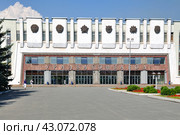 Город Нижний Тагил. Главная проходная Уралвагонзавода.Главная проходная Уралвагонзавода (2016 год). Редакционное фото, фотограф Александр Тараканов / Фотобанк Лори