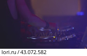 A DJ is playing music on a set of turntables. Стоковое видео, видеограф Константин Шишкин / Фотобанк Лори