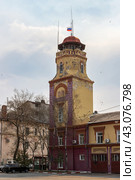 Пожарная каланча Никольск-Уссурийской пожарной команды, построенная в 1914 году. Город Уссурийск, Приморский край, Россия. Вид на наблюдательную башню при пожарной части. Историческая достопримечательность Уссурийска. Путешествие на Дальний Восток России. (2023 год). Стоковое фото, фотограф Андрей Степанов / Фотобанк Лори