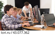 Interested preteen boys working on computer together during IT courses for children. Стоковое видео, видеограф Яков Филимонов / Фотобанк Лори
