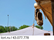 Историческая реконструкция старорусской мастерской по плетению посуды из бересты на фестивале "Времена и эпохи" в Коломенском, Москва, Россия (2023 год) Стоковое фото, фотограф Терехова Марина / Фотобанк Лори