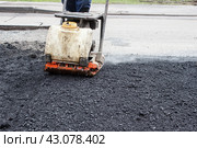 Asphalt rammer. laying the road surface. Стоковое фото, фотограф Радомир Тарасов / Фотобанк Лори