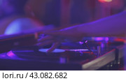 A person is playing a record player with a purple background. Стоковое видео, видеограф Константин Шишкин / Фотобанк Лори