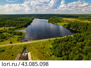 Вид с высоты на пруд на реке Осиновке в Опарино (аэросъемка 2023 года) Стоковое фото, фотограф Владислав Самошкин / Фотобанк Лори