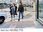 Two women in protective face masks on street in Turkish city of Antalya rush home before curfew due to coronavirus infection. (2021 год). Стоковое фото, фотограф Владимир Григорьев / Фотобанк Лори