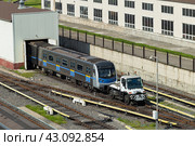 Локомобиль ZAGRO буксирует метро поезд по территории депо (2024 год). Редакционное фото, фотограф Михаил Старшов / Фотобанк Лори
