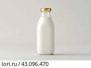Minimalist Milk Bottle on Plain Background. Стоковое AI-изображение, AI-художник Кирилл Черезов / Фотобанк Лори