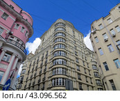 Москва ранней весной.Пересечение Малой Бронной улицы и Ермолаевского переулка. Доходный дом А.Д. Сидамона-Эристова и дом Патриарх. Россия. (2024 год). Редакционное фото, фотограф Мария Фетисова / Фотобанк Лори