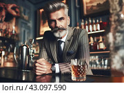 Галантный, ухоженный мужчина средних лет с седыми волосами в классическом костюме сидит в пабе за бокалом превосходного виски. Стоковое AI-изображение, AI-художник Сергей Сергеев / Фотобанк Лори