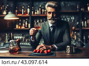 Галантный, ухоженный мужчина средних лет с седыми волосами в классическом костюме сидит в пабе за бокалом превосходного виски. Стоковое AI-изображение, AI-художник Сергей Сергеев / Фотобанк Лори