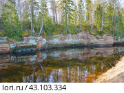 Обнажение красного песчаника на берегу реки Оредеж. Ленинградская область (2020 год). Стоковое фото, фотограф Александр Алексеев / Фотобанк Лори