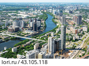 Впечатляющий вид на Москву со смотровой площадки Москва-сити солнечным летним днем.  Panoramic aerial view of the city of Moscow, the Moskva river, bridges, residential buildings, skyscrapers on a sunny summer day (2021 год). Редакционное фото, фотограф Лариса Гордеева / Фотобанк Лори