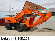 Экскаватор Doosan южнокорейского производства. Дорожно-строительная техника (2011 год). Редакционное фото, фотограф Дорощенко Элла / Фотобанк Лори