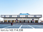 Город Казань. Вид на здание Татарского государственного академического театра имени Галиасгара Камала (ТГАТ) со стороны одноименной площади (2024 год). Стоковое фото, фотограф Александр Тараканов / Фотобанк Лори