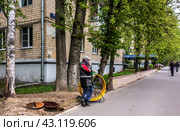 Ремонтные работы на улице Кравченко. Открытый канализационный люк, Кабельная катушка с желтым кабелем. Ломоносовский район, Москва (2024)/ Repair work on Kravchenko Street. Cabling. Open hatch. Lomonosovsky district, Moscow city (2024) Редакционное фото, фотограф Iva Noel / Фотобанк Лори