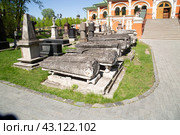 Moscow, Russia, May 3, 2024, Donskoy Monastery and Donskoye Cemetery in Moscow. Редакционное фото, фотограф Александр Поташев / Фотобанк Лори