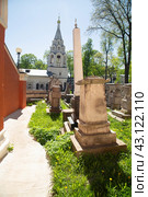 Moscow, Russia, May 3, 2024, Donskoy Monastery and Donskoye Cemetery in Moscow. Редакционное фото, фотограф Александр Поташев / Фотобанк Лори