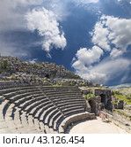 West Theatre of Umm Qais (Umm Qays)--is a town in northern Jordan near the site of the ancient town of Gadara, Jordan. Against the background of a beautiful sky with clouds (2016 год). Стоковое фото, фотограф Владимир Журавлев / Фотобанк Лори