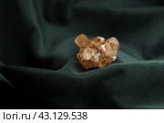 Макрофото оранжевого минерала Арагонит на зелёном бархате. Стоковое фото, фотограф Сергей Плехов / Фотобанк Лори