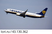 Passenger Boeing of Irish low-cost carrier Ryanair taking off into sky (2023 год). Редакционное фото, фотограф Яков Филимонов / Фотобанк Лори