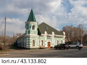 Гостиница Чеховъ, город Уссурийск, Приморский край, Россия. Красивое историческое здание 1880-го года постройки. Здание старейшей Никольск-Уссурийской гостиницы, в которой, по легенде, в 1890 году останавливался известный русский писатель А. П. Чехов во время своей поездки на Сахалин. (2023 год). Редакционное фото, фотограф Андрей Степанов / Фотобанк Лори