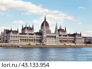 Великолепное здание венгерского парламента на набережной Дуная. Летний солнечный день. Будапешт, Венгрия.  The magnificent building of the Hungarian Parliament on the Danube River embankment. Summer sunny day. Budapest, Hungary. (2013 год). Стоковое фото, фотограф Лариса Гордеева / Фотобанк Лори