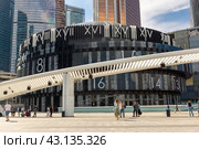Москва-Сити, киноконцертный зал и декоративная пергола (2021 год). Редакционное фото, фотограф Дмитрий Казаков / Фотобанк Лори