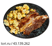 Lunch for restaurant guest - fried fatty and juicy lamb and vegetable side dish of cauliflower. Стоковое фото, фотограф Яков Филимонов / Фотобанк Лори
