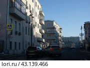Москва вечерний солнечный свет на улице Новослободская (2024 год). Редакционное фото, фотограф Дмитрий Неумоин / Фотобанк Лори