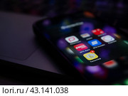 Иконка банка Tinkoff на экране смартфона рядом с другими банками МТС и ВТБ. Редакционное фото, фотограф Aleksandr Gavrilychev / Фотобанк Лори