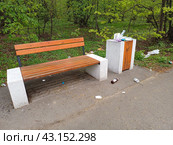 Скамейка для отдыха. Национальный парк «Лосиный остров». Район Гольяново. Город Москва (2024 год). Редакционное фото, фотограф lana1501 / Фотобанк Лори