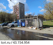 Огороженное сооружение с мусорными контейнерами на Байкальской улице. Район Гольяново. Город Москва (2024 год). Редакционное фото, фотограф lana1501 / Фотобанк Лори