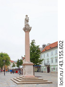Marian Column on Franciscan Square. Bratislava, Slovakia (2019 год). Редакционное фото, фотограф Belikart / Фотобанк Лори