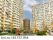 Новый жилой комплекс в Южном районе на улице Бориса Пупко в Новороссийске (2024 год). Стоковое фото, фотограф Владимир Ушаров / Фотобанк Лори
