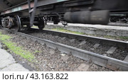 Movement of a freight train. Tanks on rails. Wheels of the train. Стоковое видео, видеограф Леонид Еремейчук / Фотобанк Лори