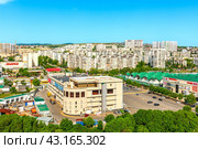 Вид сверху на здание на Южном рынке и десятый микрорайон  Новороссийска (2024 год). Редакционное фото, фотограф Владимир Ушаров / Фотобанк Лори