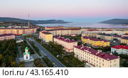 Панорама города Магадана. Утренний городской пейзаж на рассвете. Вид с воздуха на улицы, здания, часовню и телебашню. Вдали бухта Нагаева и горы. Магаданская область, Дальний Восток России. Стоковое фото, фотограф Андрей Степанов / Фотобанк Лори