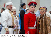 Участники Всероссийского свадебного фестиваля во время шествия от арки главного входа ВДНХ до главной уличной сцены выставки-форума "Россия" в городе Москве, Россия (2024 год). Редакционное фото, фотограф Николай Винокуров / Фотобанк Лори