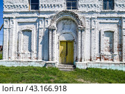 Вход в церковь Косьмодемьяновскую. Село Калмакское. Тюменская область. Россия (2024 год). Стоковое фото, фотограф Александр Тараканов / Фотобанк Лори