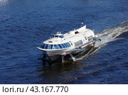 Судно на подводных крыльях "Метеор-158" идёт по реке Малая Нева, Санкт-Петербург (2018 год). Редакционное фото, фотограф Алексей Иванов / Фотобанк Лори
