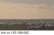 Aeroflot plane on the airfield, backlight (2020 год). Редакционное видео, видеограф Игорь Жоров / Фотобанк Лори